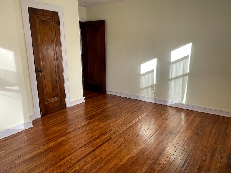 Building Photo - 208 W 3rd St