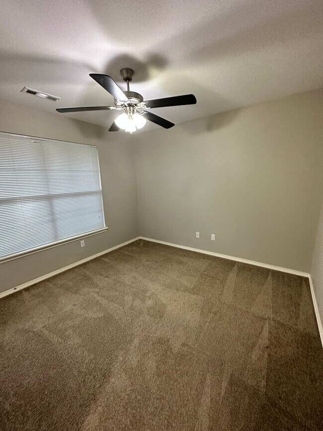 Building Photo - 2900 SW Amberwood Ave