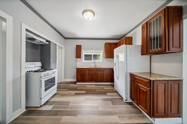 Building Photo - 132 Akin Ave