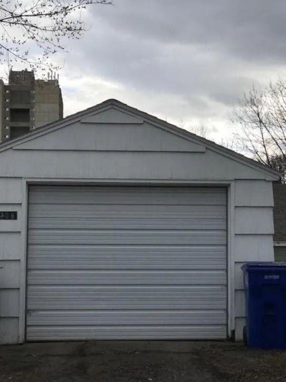 Building Photo - Charming 4-Bedroom Single Family Home on C...