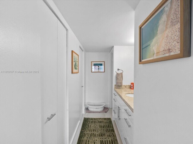 Building Photo - 1450 Brickell Bay Dr