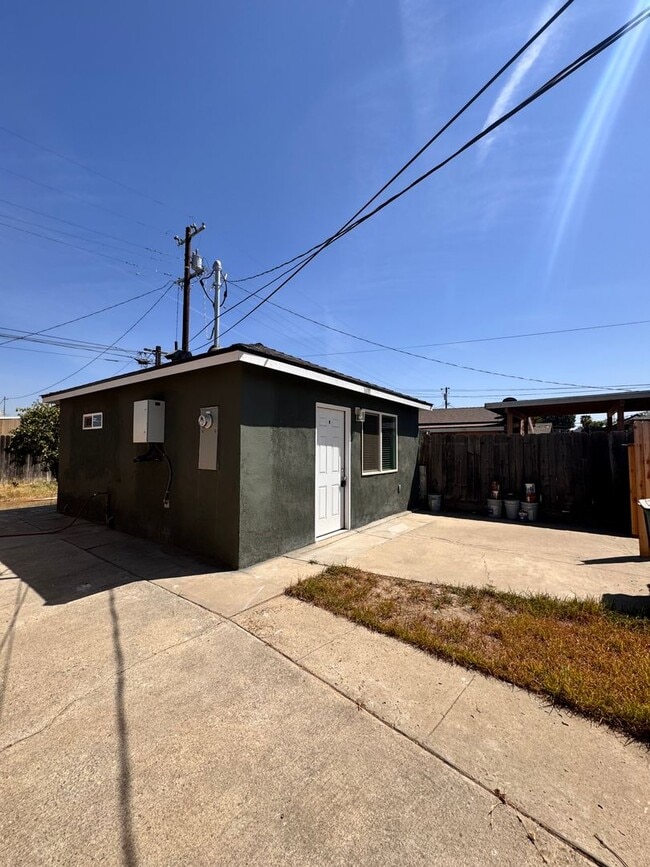 Building Photo - 1400 El Rancho Dr