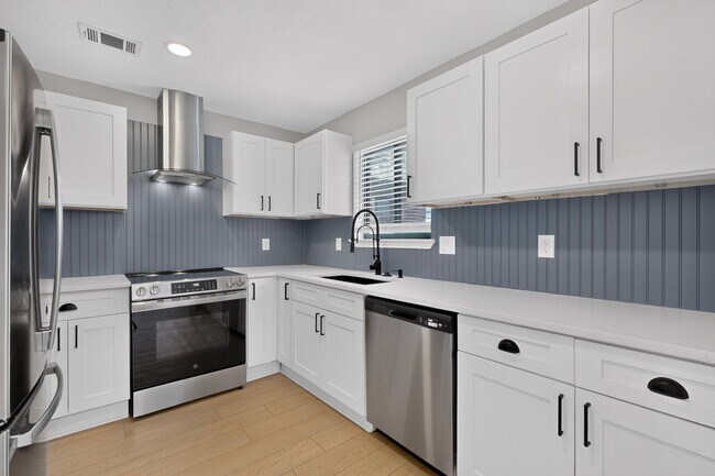 Building Photo - 3701 University Dr