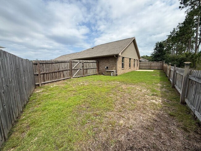 Building Photo - Pensacola - Weatherstone - 4 bedroom, 2 bathroom - w/ lawn care included