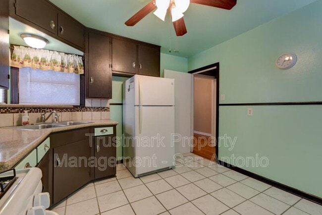 Building Photo - 1322 W Malone Ave