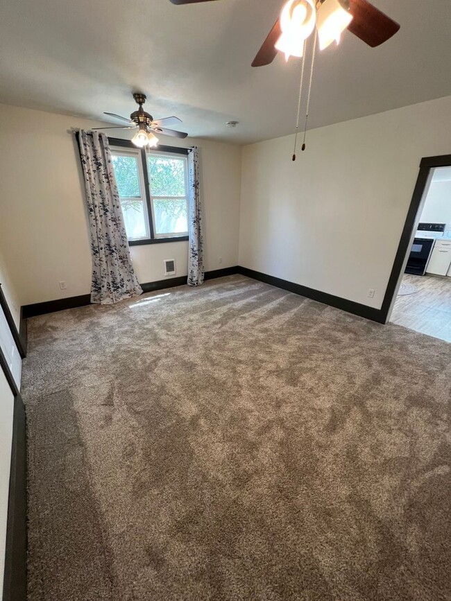 Building Photo - 2 Bed 1 Bath Newly Remodeled Home w/ Fence...