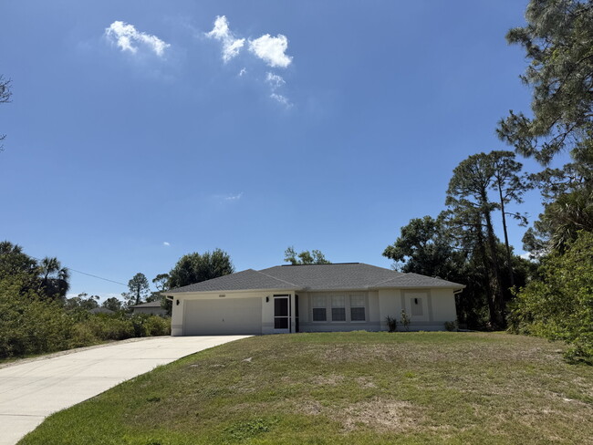 Building Photo - "3-Bedroom North Port Home!"