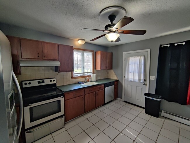 Building Photo - BEAUTIFUL Waterbury Cape w/ 4 Bedrooms, 2 ...