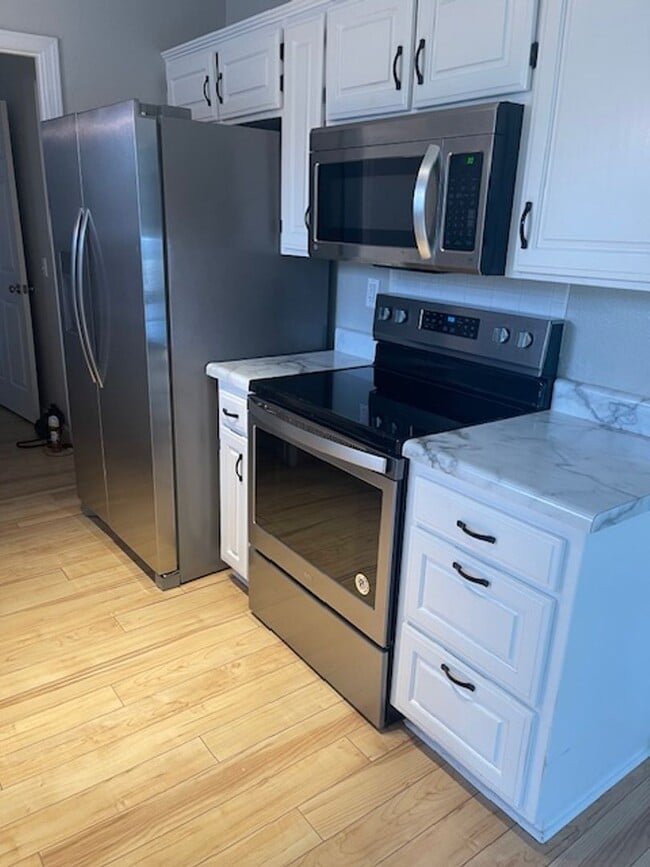 Building Photo - BEAUTIFUL HOME IN GREAT LOCATION! EASY ACC...