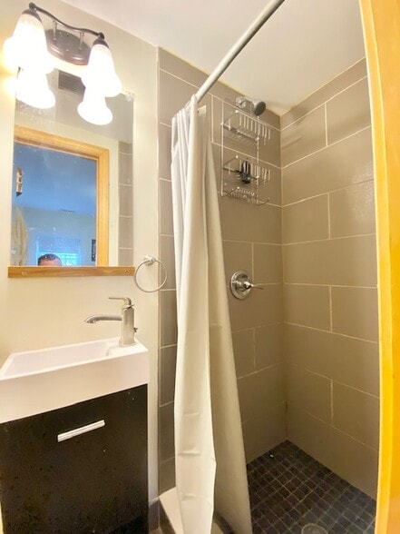 Building Photo - 34 Bentley St