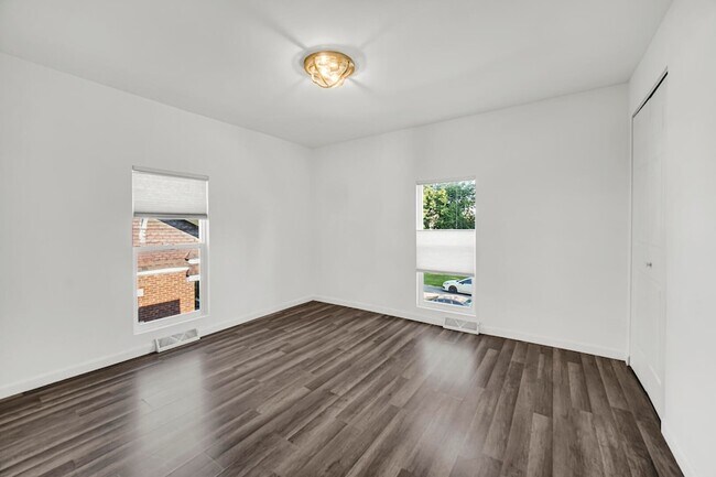 Building Photo - 204 Brown St
