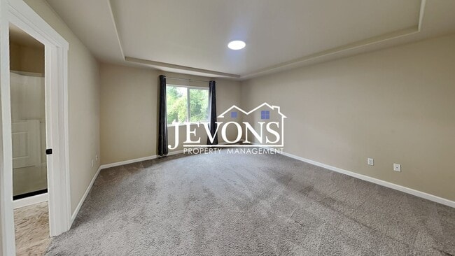 Building Photo - Spacious 5-bedroom home in a great community with 2-car garage, washer and dryer, just minutes fr...