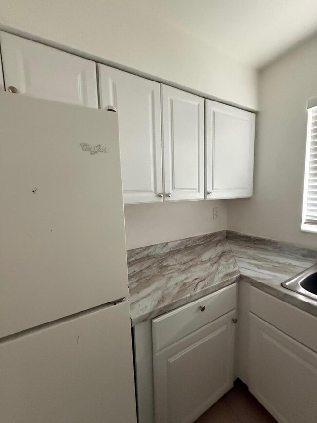 Building Photo - 237 SE Park St