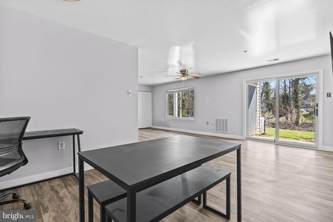 Building Photo - 8730 Grasmere Ct