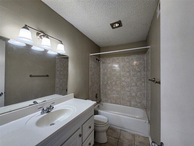 Building Photo - 17331 Red Oak Dr