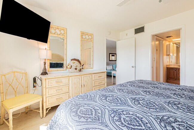 Building Photo - AVAILABLE NOW! Furnished Ground-Floor End Unit | Lake & Pool Views | Minutes to Marco Island & Do...