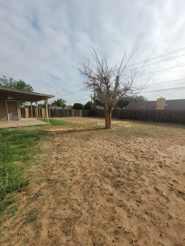 Building Photo - 3 bed 2 bath with large backyard!