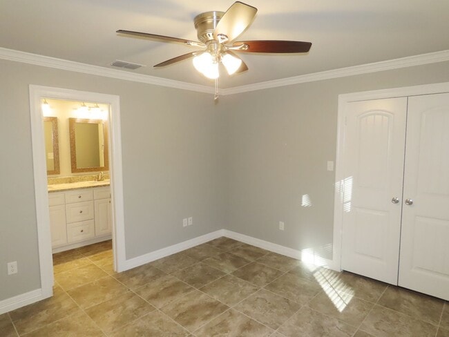 Building Photo - Beautiful 2 Bedroom, 2 Bath Duplex Near Ty...
