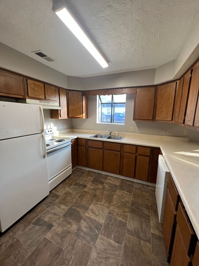 Building Photo - 2 BD, 2 BA Desirable Duplex in Martin!