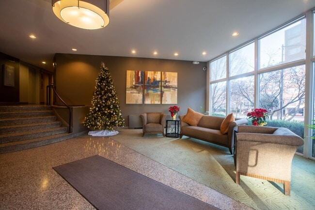 Building Photo - Lovely Studio Unit with 1 BA Condo in Wood...