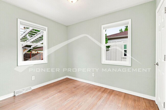 Building Photo - Charming Home with Central AC and Fenced Yard