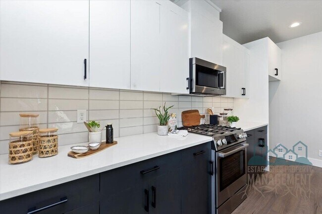 Building Photo - 1740 E State Ave