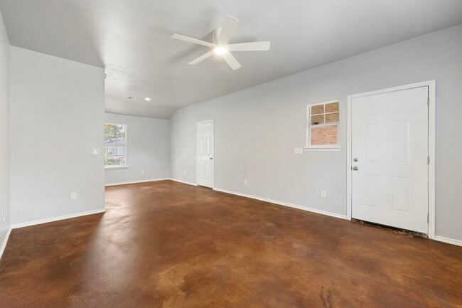 Building Photo - 118 S L Ave