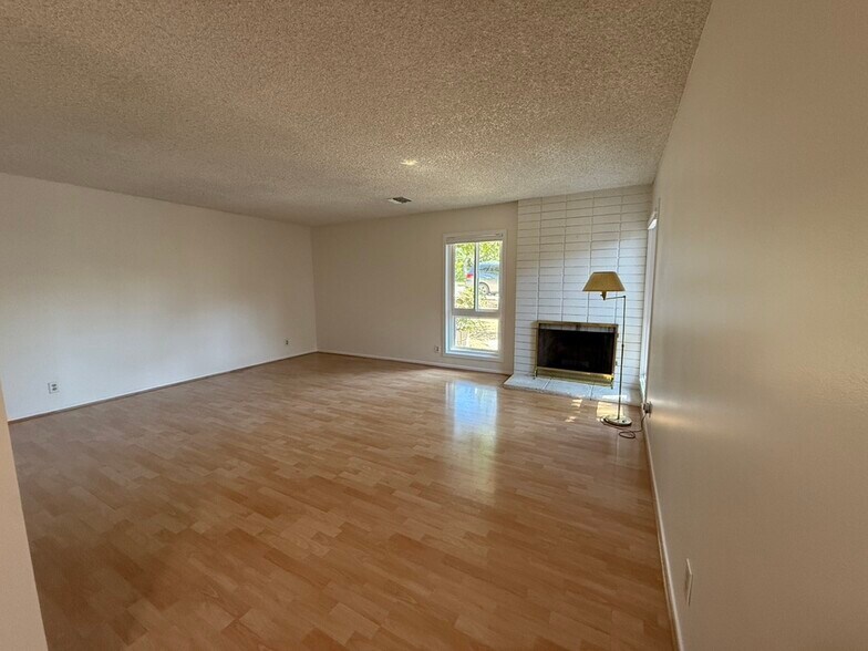Building Photo - 9235 Creemore Dr