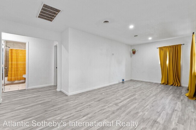 Building Photo - 4 br, 3 bath House - 4625 Larkin Street