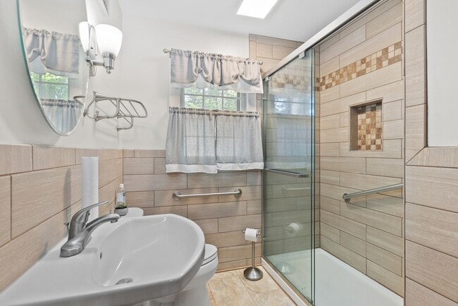 Building Photo - Brick 2-Bedroom Home Close to Farmville an...