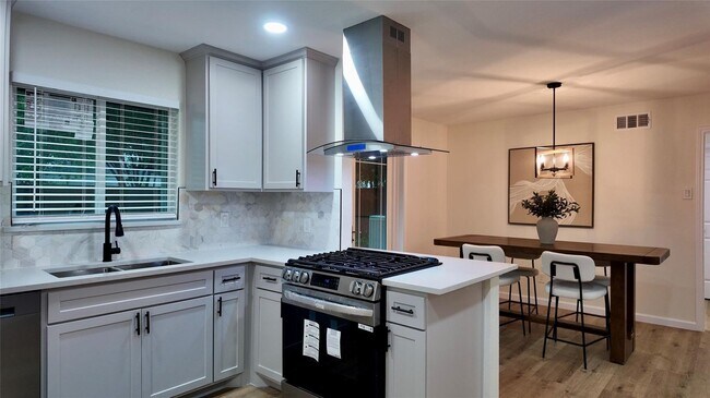 Building Photo - Beautiful Lochwood Gem