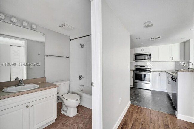 Building Photo - 520 SE 5 Ave