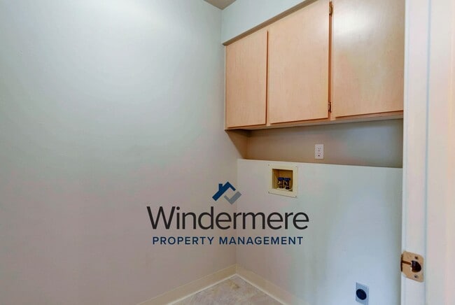 Building Photo - 2 Bed + Den/Office  2 Bath Condo W/S/G Inc...