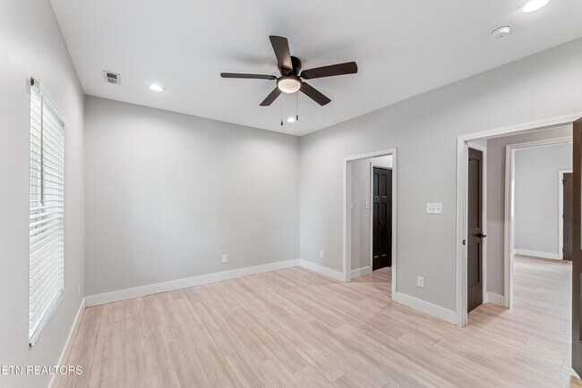 Building Photo - 5004 Knoxwood Dr