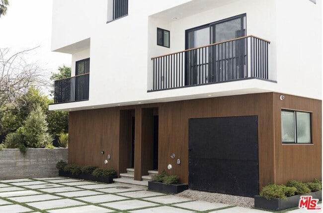Building Photo - 923 N Mariposa Ave