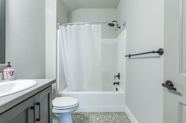 Building Photo - Quiet Centrally located 3 bed 2.5 bathroom