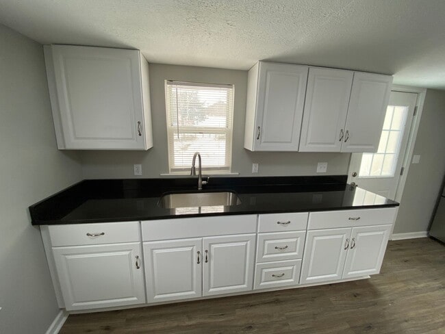 Building Photo - Remodeled 3 bed 2 bath
