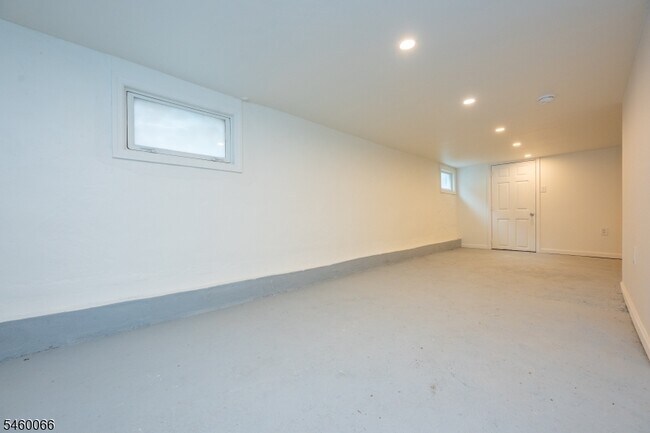 Building Photo - 58 Zeliff Ave