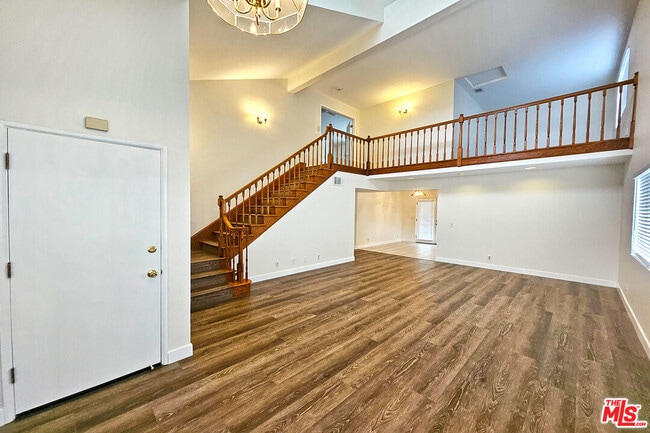 Building Photo - 7556 Thousand Oaks Dr