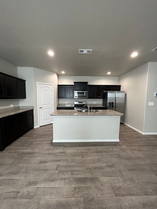 Building Photo - Back on the Market!!  Beautiful 5 Bedroom Home in Desert Ridge