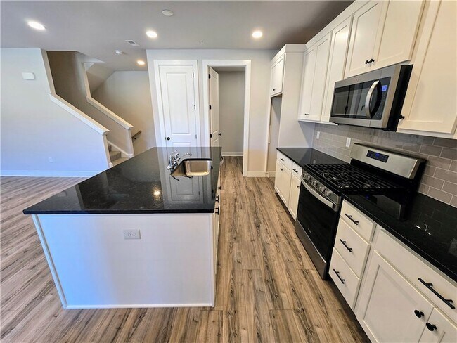Building Photo - 903 Vaughn Ln