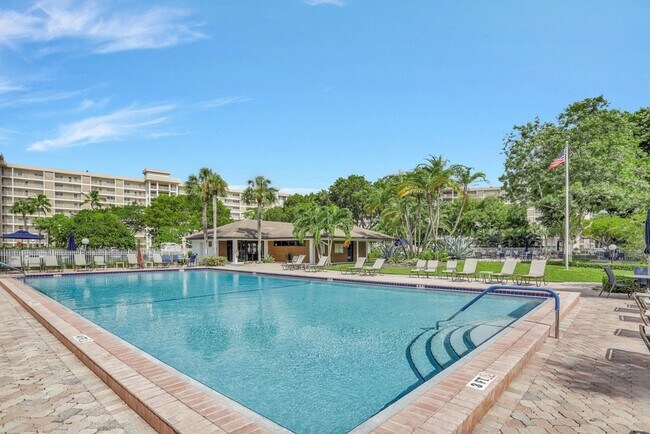 Building Photo - 2651 S Palm Aire Dr