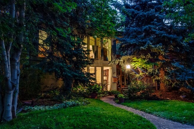 Building Photo - Quintessential Boulder Cottage in Mapleton...
