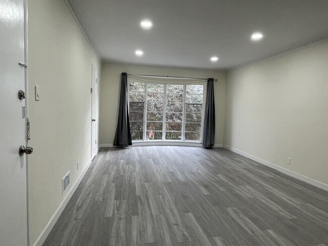 Building Photo - 3905 W 4th St