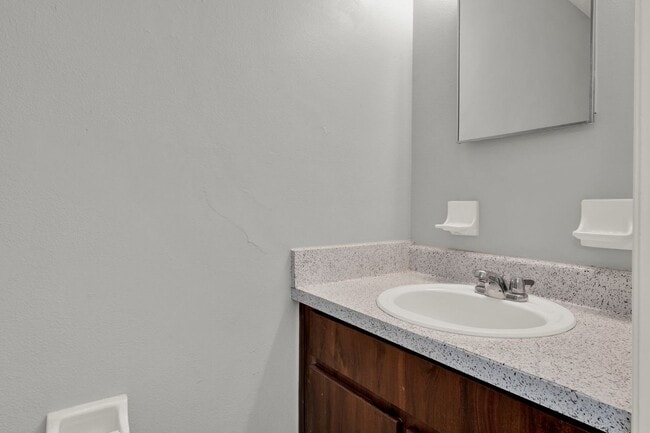 Building Photo - ****1ST MONTH RENT FREE! Beautiful 2 Bedroom 1.5 Bath in Orange City