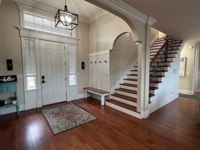 Building Photo - Very Spacious 6 bedroom home with amazing ...