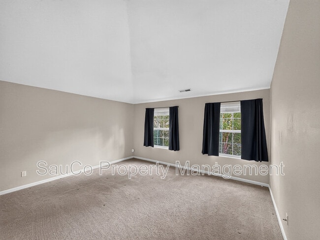 Building Photo - 5605 NE Caddis Dr