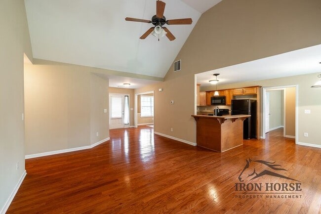 Building Photo - 285 Finch Way