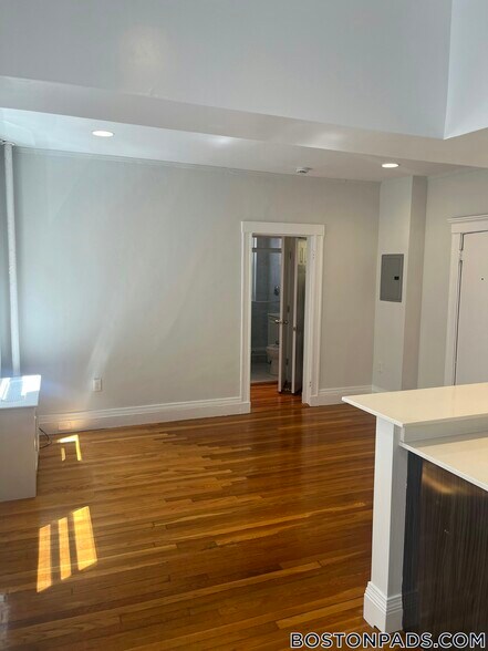 Building Photo - 117 Park Dr