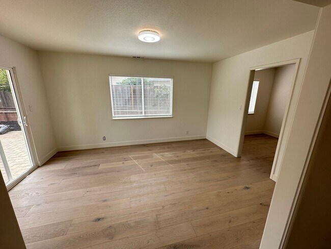 Building Photo - 4 Bed 2 Bath Single Family Home In Walnut Creek (Remodeled)